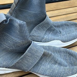 USED gray sock jogging shoes